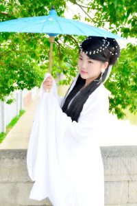 古装权谋电视剧海报，宫廷场景灯火辉煌，人物服饰华丽精致